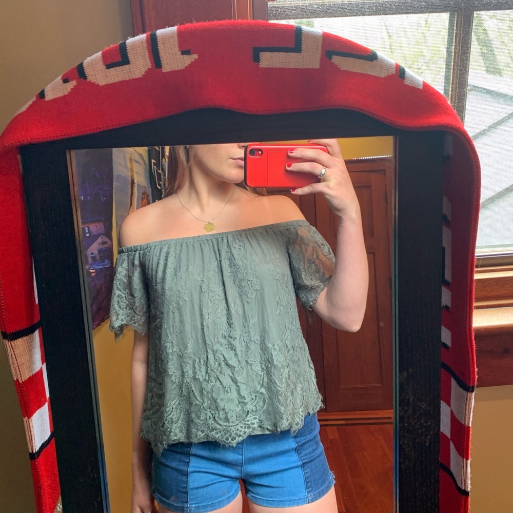 Off the shoulder green lace tshirt